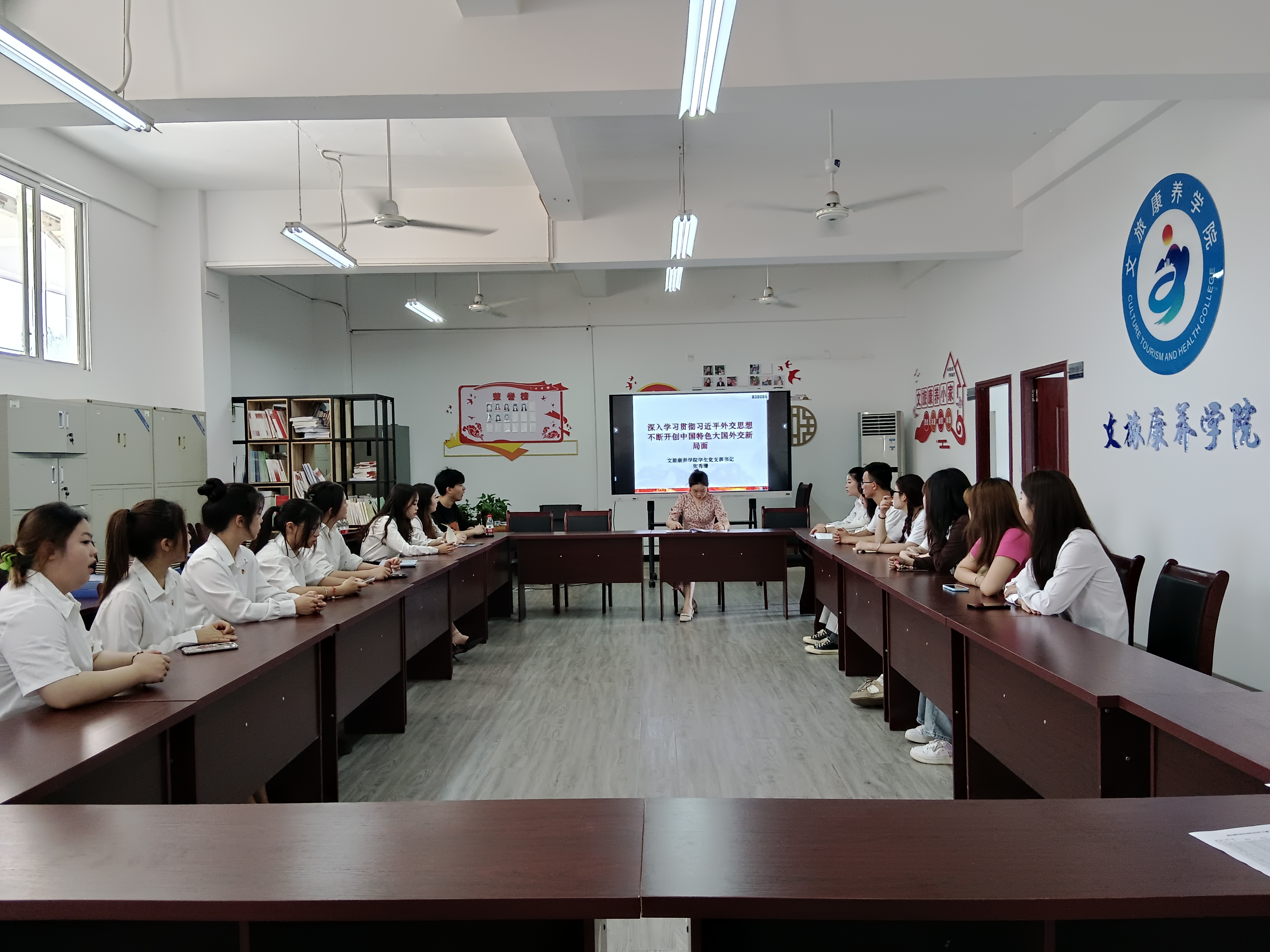 beat365唯一官方网站学生党支部书记张秀珊讲主题教育专题党课.jpg